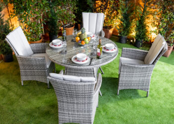 Under the Stars: How to Create an Enchanting Outdoor Cinema Space in Your Garden
